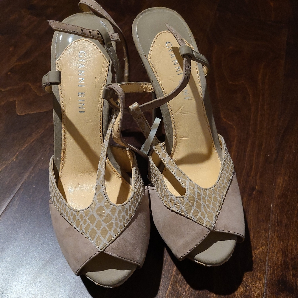 Gianni Bini beige heels. New without tag